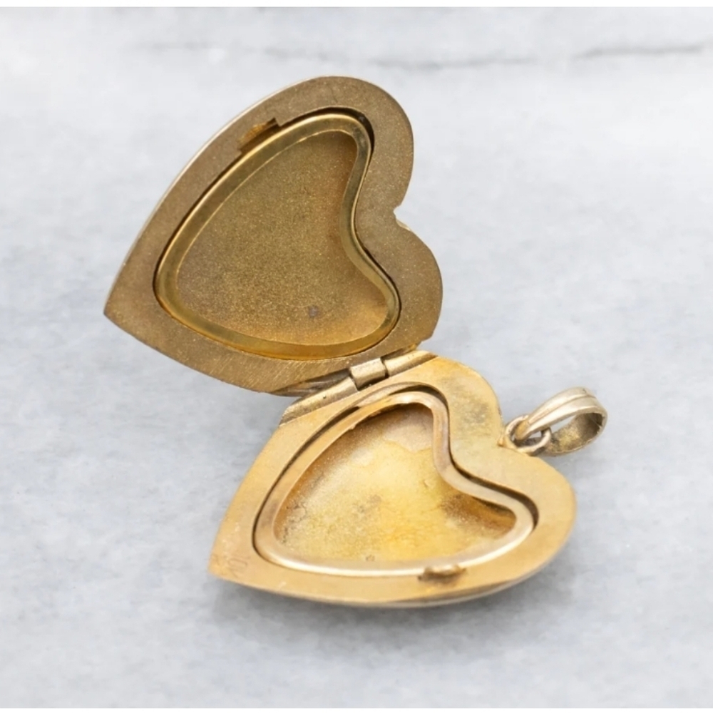 Heart Shaped Engraved Yellow Gold Vintage Locket 10k - Picture 3 of 7